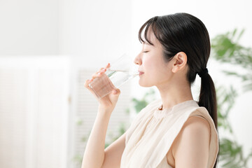 水を飲む女性