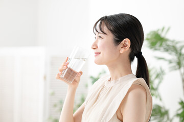 水を飲む女性