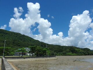 西表島　白浜小学校　夏空と干潟