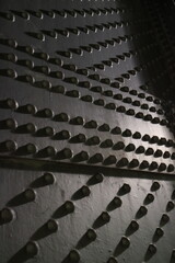 暗闇に光る橋のリベット