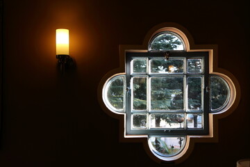 レトロな洋館の窓