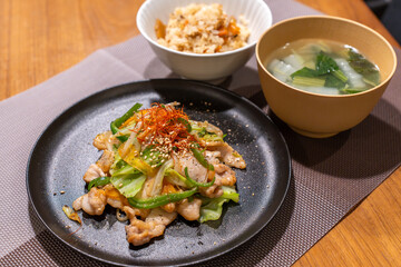 野菜炒めと炊き込みご飯