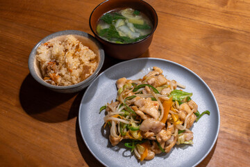 野菜炒めと炊き込みご飯