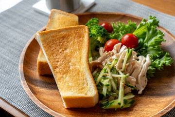 トーストとサラダとスープの朝食