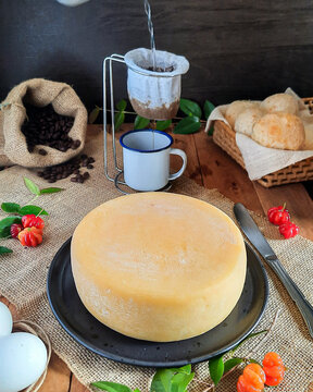 queijo mineiro, canastra, curado, amarelo, redondo, inteiro, caf&eacute; da manh&atilde; com gr&atilde;os frutas vermelhas, p&atilde;o de queijo assado da ro&ccedil;a 