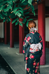 Fototapeta premium 浴衣を着た若い女性の後ろ姿