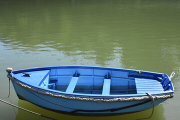 Obraz premium a blue boat, Auray, Saint Goustan, The beauty of Brittany, The golf of Morbihan. Colors of beauty of Britanny.