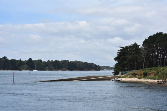 La mer quai donnant sur la mer, golf du Morbihan. France