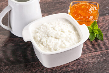Grain curd with cream and jam