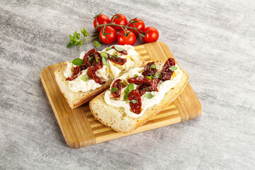 Bruschetta with strachatella and dry tomato