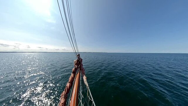 Altes Segelschiff mit Blick &uuml;ber Kl&uuml;verbaum nach vorne im Sommer 