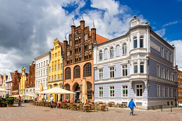 Stralsund - Alter Markt mit bunten historischen Gebäuden der Nordseite, Mecklenburg-Vorpommern,...