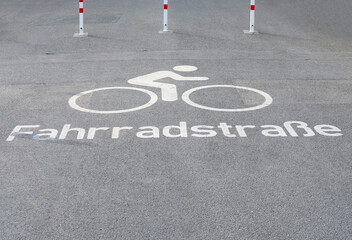 Konzept nachhaltige Verkehrswende: Blick auf eine abgesperrte Fahrradstraße
