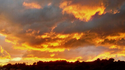 Puesta de sol tras las montañas
