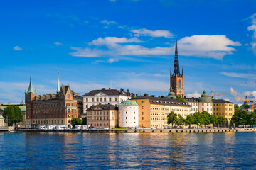 Naklejka premium スウェーデン ストックホルムの湖と旧市街の街並み