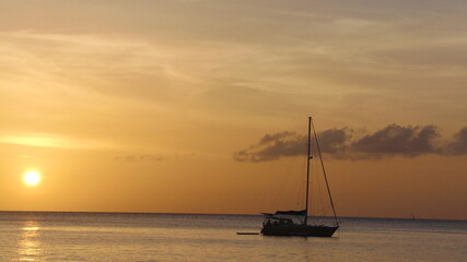 Le soleil se couche sur la mer