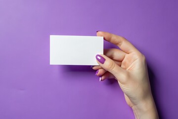 Obraz premium hands holding blank white business card