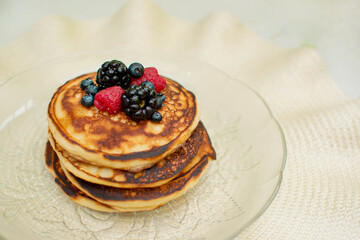 Platillo de varios panqueques o hot cakes con miel y frutos rojos arriba delicioso desayuno 