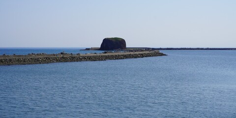 北海道網走港に帽子岩　ワイド