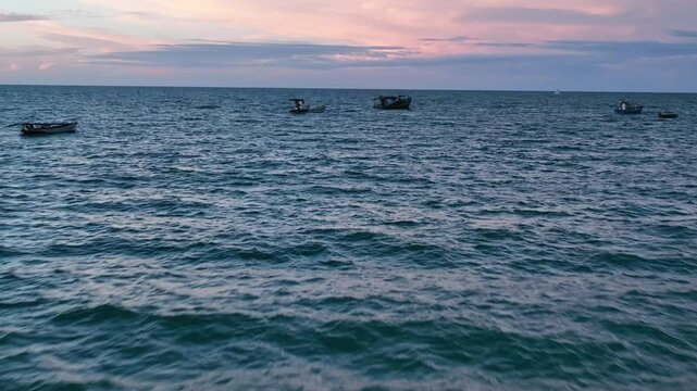 Barcos com Veleiro ao longe