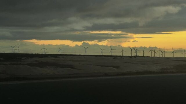 Energia Eolica ao longe no Por do Sol.
