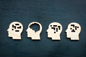 Lateral or logical thinking. Figures of heads with a brain.