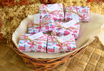 Fall wedding favours small gift boxes autumn leaves decoration with jute ribbon and custom label...