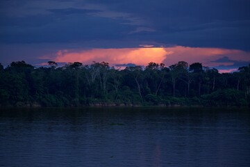 Sonnenuntergang &uuml;ber dem Amazonas
