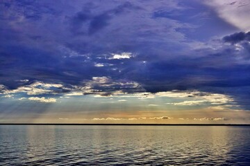 Magisches Sonnenlicht über dem amazonas