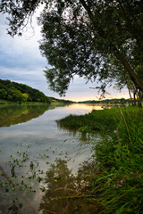 Coucher de soleil sur un rivage de lac nature