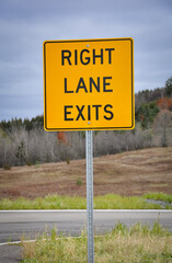 Obraz premium Right lane exits sign 