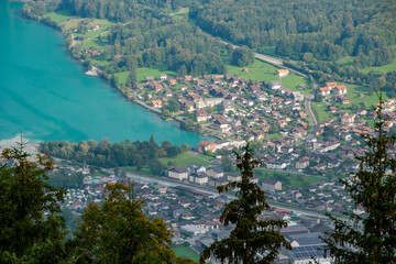 Obraz premium A beautiful view of a town with a blue river in the background