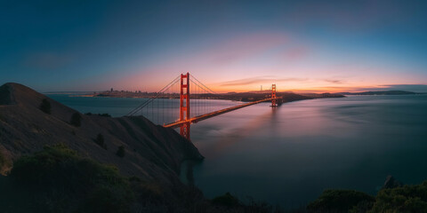 Fototapeta premium Golden gate bridge standing majestically over san francisco bay at sunset