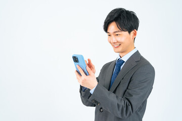 スマホを使う男性ビジネスパーソン