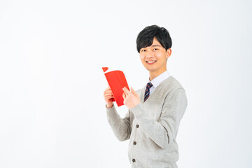 赤本を読む制服を着た男子学生