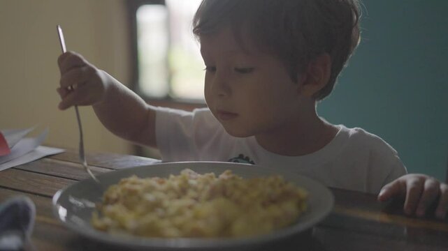 4K NI&Ntilde;O DESAYUNANDO