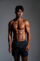Fototapeta premium 鍛え上げられた肉体を持つアジア男性のクールなフィットネスイメージ