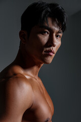 鍛え上げられた肉体を持つアジア男性のクールなフィットネスイメージ