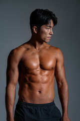 Fototapeta premium 鍛え上げられた肉体を持つアジア男性のクールなフィットネスイメージ