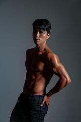 鍛え上げられた肉体を持つアジア男性のクールなフィットネスイメージ