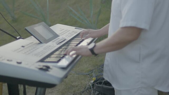 TOCANDO TECLADO PIANO