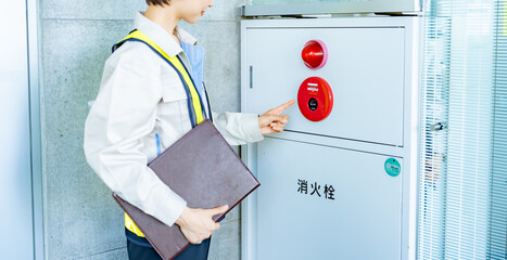 消火栓をチェックする女性 © ponta1414