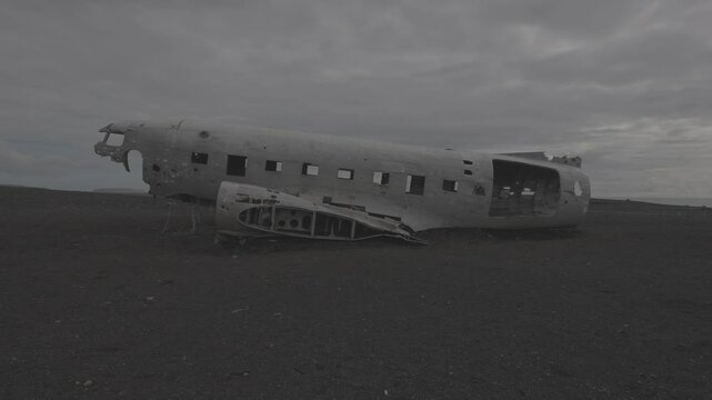 Antiguo avi&oacute;n militar abandonado en una playa des&eacute;rtica de arena negra en alg&uacute;n lugar de Islandia