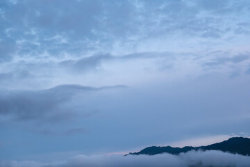 早朝、雲がすっぽり神戸市内を覆い、六甲の稜線が浮かび上がる