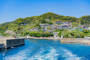 船の上から見る加唐島の港