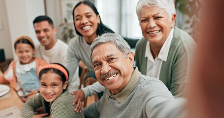 Obraz premium Family, home and smile with selfie for lunch in table for memories, profile picture and social media. People, generations and parents with kids on portrait for love, support and care for thanksgiving