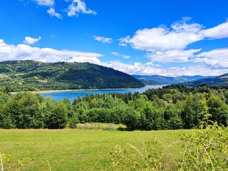 Obraz premium Picturesque Lake and Mountain Landscape