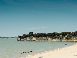 La Grande Plage de Fouras-les-Bains en Charente Maritime au Nord du Fort Vauban face au promontoire rocheux prolongé de la pointe de la Fumée et l'archipel Charentais

