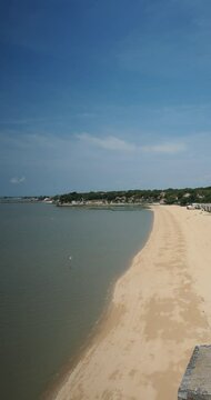 La Grande Plage de Fouras-les-Bains en Charente Maritime vue depuis les fortification du Fort Vauban jusqu' au promontoire rocheux prolong&eacute; de la pointe de la Fum&eacute;e
