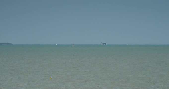 Le littoral atlantique au nord de la presqu'&icirc;le charentaise. Aper&ccedil;u du Fort Boyard et de l'&iuml;le d'Ol&eacute;ron depuis la Grande Plage de Fouras-les-Bains
